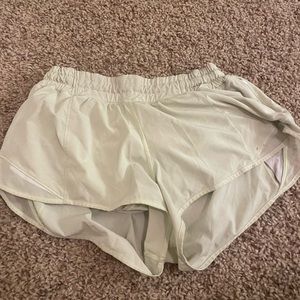 Lululemon hotty hot- light yellow 2.5 in shorts - Size 4